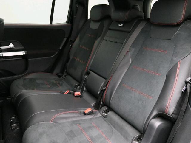 Mercedes-Benz GLB-Klasse 200 AMG Line 7 Persoons AMG Line | Night Pakket | Trekhaak | 7 Persoons | Sfeerverlichting | Ledkoplampen | Stoelverwarming. Inclusief 24 maanden Mercedes-Benz Certified garantie voor Europa.