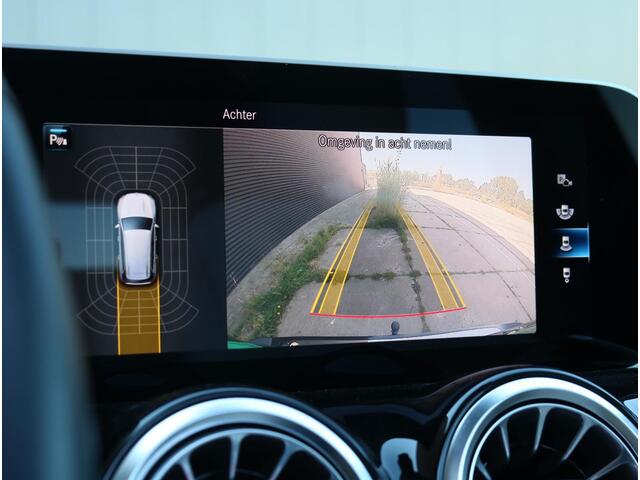 Mercedes-Benz GLB-Klasse 250 4MATIC | Panoramadak | Distronic | Trekhaak Mercedes-Benz GLB 250 4MATIC | Panoramadak | ACC | Trekhaak