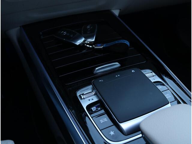 Mercedes-Benz GLB-Klasse 250 4MATIC | Panoramadak | Distronic | Trekhaak Mercedes-Benz GLB 250 4MATIC | Panoramadak | ACC | Trekhaak