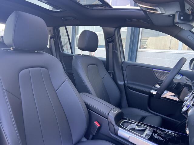 Mercedes-Benz GLB-Klasse 180 Star Edition Luxury | Panoramadak | 360° Camera | Dodehoekassistent | MULTIBEAM LED Koplampen | Stoelverwarming | Sfeerverlichting | Elektrische Achterklep | Elektrisch Inklapbare Buitenspiegels | Parkeersensoren