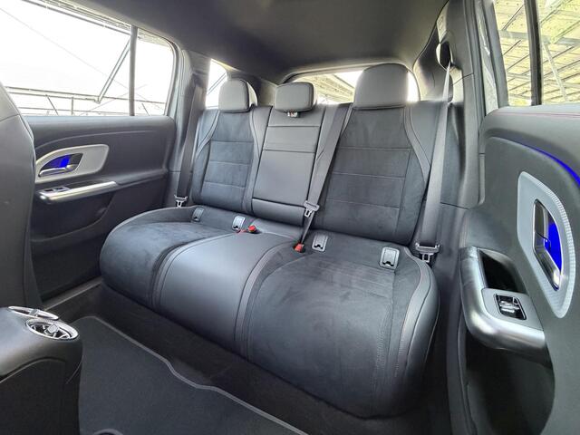 Mercedes-Benz GLB-Klasse 250+ Business Solution AMG 85.5 kWh | Panoramadak | Stoelverwarming | LED koplampen | Sfeerverlichting| Sportstoelen |