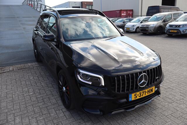 Mercedes-Benz GLB-Klasse AMG 35 4MATIC Night pakket/Panoramadak/Stoelverwarming/Sfeerverlichting/ABC Kleppensysteem/Achteruitrijcamera/Apple carplay/21'' licht metaal/Elektrische achterklep/Oranje gordels!