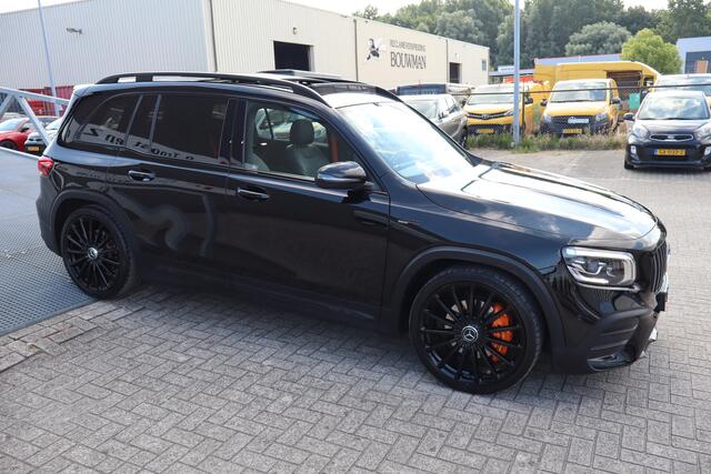Mercedes-Benz GLB-Klasse AMG 35 4MATIC Night pakket/Panoramadak/Stoelverwarming/Sfeerverlichting/ABC Kleppensysteem/Achteruitrijcamera/Apple carplay/21'' licht metaal/Elektrische achterklep/Oranje gordels!