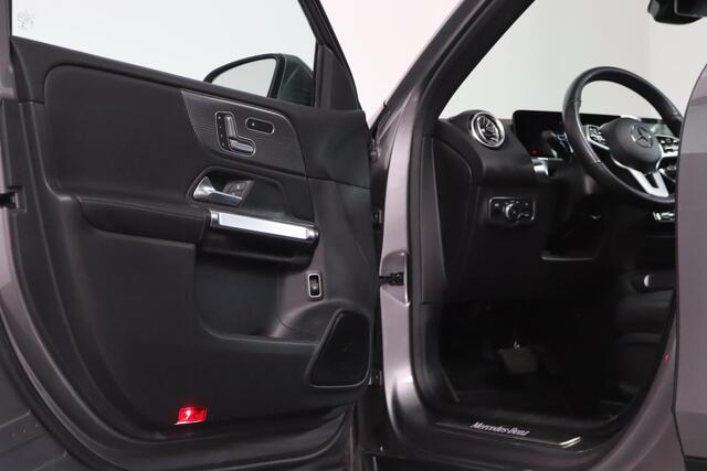 Mercedes-Benz GLB-Klasse 180 Luxury 7-Persoons, Panoramadak, Leder, Sfeerverlichting, Trekhaak, Apple Carplay/Android Auto