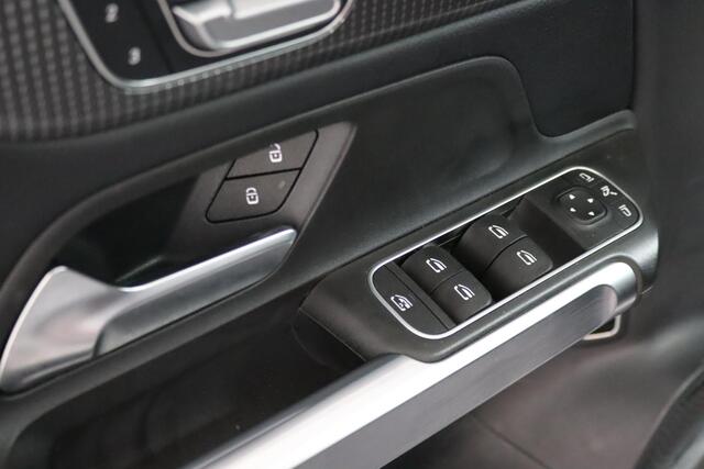 Mercedes-Benz GLB-Klasse 180 Luxury 7-Persoons, Panoramadak, Leder, Sfeerverlichting, Trekhaak, Apple Carplay/Android Auto