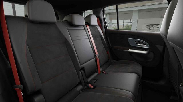 Mercedes-Benz GLB-Klasse 180 Business Solution AMG | AMG-line Plus | Premium Pakket | Multibeam Led | Winterpakket | Trekhaak |