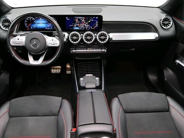 Mercedes-Benz GLB-Klasse 200 Business Solution AMG Premium Plus | Trekhaak | AMG Line | Night Pakket | Distronic | Panorama Schuifkanteldak | Parkeerpakket met achteruitrijcamera. Inclusief 24 maanden Mercedes-Benz Certified garantie voor Europa.