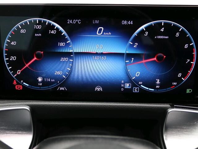 Mercedes-Benz GLB-Klasse 200 Business Solution AMG Premium Plus | Trekhaak | AMG Line | Night Pakket | Distronic | Panorama Schuifkanteldak | Parkeerpakket met achteruitrijcamera. Inclusief 24 maanden Mercedes-Benz Certified garantie voor Europa.