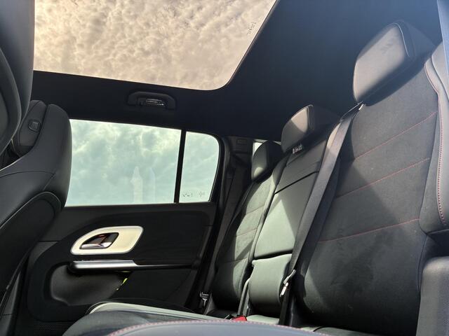 Mercedes-Benz GLB-Klasse 250+ Business Solution AMG 85.5 kWh | Premium Pakket | Night Pakket | Panoramadak | MBUX Superscreen | Adaptieve Cruise Control | Dodehoekassistent | Verkeersbordenassistent | Adaptieve Grootlichtassistent | AC Laadsysteem tot 22 kW | Elektrisch Verstelba