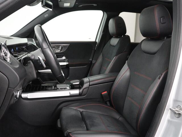 Mercedes-Benz GLB-Klasse 200 Business Solution AMG 7p. | Panoramadak | Elec. Trekhaak | Half Leder | Memory | Sfeerverlichting | Stoelverwarming | Camera | Park assist |