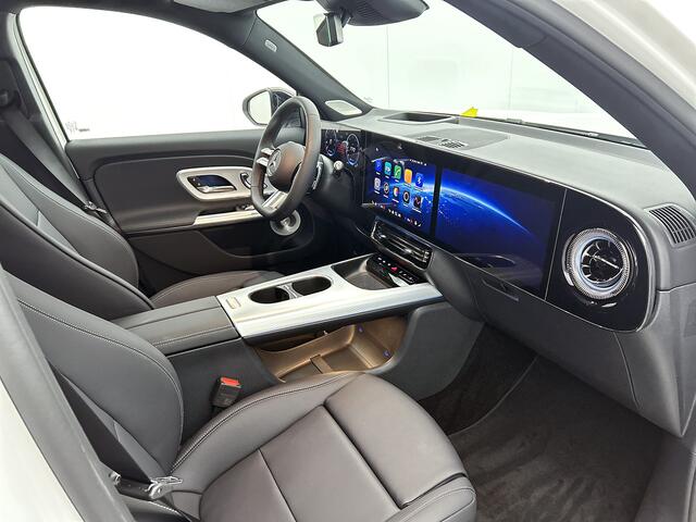 Mercedes-Benz GLB-Klasse 200 Business Solution AMG 7p. | Premium plus pakket | Nightpakket | Parkeerpakket | Trekhaak | Vast panoramadak | Massage functie | GUARD 360° | Burmester Surround Sound systeem | 19" vijfspaaks lichtmetalen AMG-velgen |