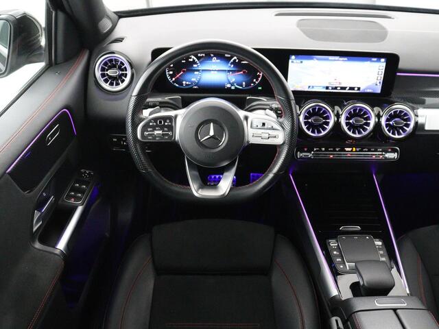 Mercedes-Benz GLB-Klasse 200 AMG Line | Leder/alcantara | Stoelverwarming | Cruise control | Lane assist | Sfeerverlichting | Camera | Park assist | Trekhaak