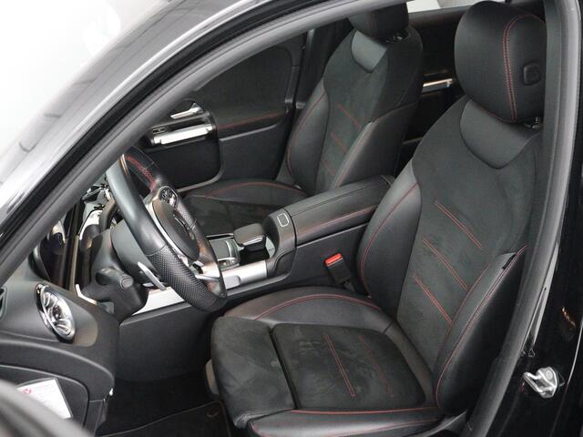 Mercedes-Benz GLB-Klasse 200 AMG Line | Leder/alcantara | Stoelverwarming | Cruise control | Lane assist | Sfeerverlichting | Camera | Park assist | Trekhaak