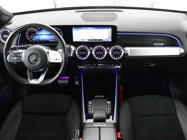 Mercedes-Benz GLB-Klasse 200 AMG Line | Leder/alcantara | Stoelverwarming | Cruise control | Lane assist | Sfeerverlichting | Camera | Park assist | Trekhaak