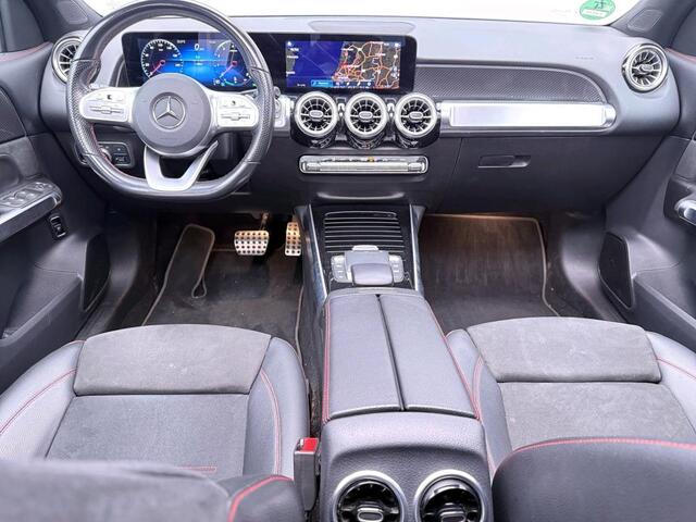 Mercedes-Benz GLB-Klasse 180 Business Solution AMG AMG Line | Night Pakket | Panorama Schuif-Kanteldak | Parkeerpakket met achteruitrijcamera | Stoelverwarming. Inclusief 24 maanden MB Certified garantie voor Europa.