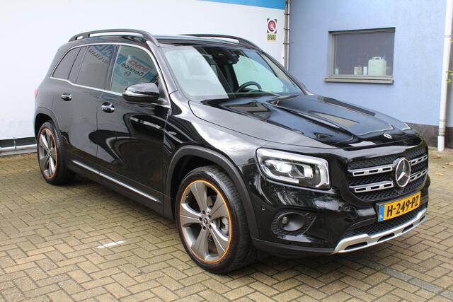 Mercedes-Benz GLB-Klasse 200 Premium Edition 1 | Incl. 12 maanden Garantie | Stoelverwarming | Trekhaak | Elektrische kofferbakklep | Achteruitrijcamera | Keyless entry/start | Sfeerverlichting | Cruise controle | Lane assist | Climate controle | DAB | Lederen bekleding | Origineel NL Auto | NAP |
