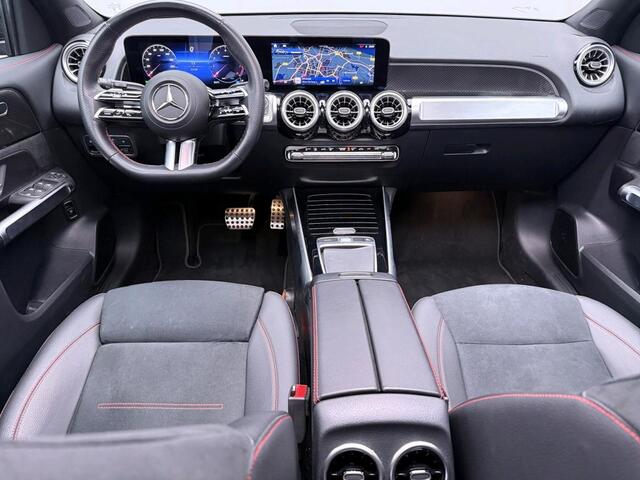 Mercedes-Benz GLB-Klasse 180 AMG Line AMG Line | Night Pakket | Panorama Schuif-Kanteldak | MBUX Augmented Reality navigatie | Parkeerpakket met achteruitrijcamera | Sfeerverlichting. Inclusief 24 maanden Mercedes-Benz Certified garantie voor Europa.