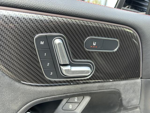 Mercedes-Benz GLB-Klasse 180 AMG 7-pers. // Trekhaak // Panoramadak // Memory // Keyless // Carplay // MultiBeam LED // Nightpakket // Sfeerverlichting