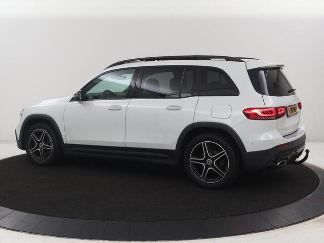 Mercedes-Benz GLB-Klasse 200 Business Solution AMG | Panoramadak | Memory | Leder/alcantara | Trekhaak | Cruise control | Stoelverwarming | Camera | Park assist | Sfeerverlichting | Carplay