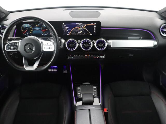 Mercedes-Benz GLB-Klasse 200 Business Solution AMG | Panoramadak | Memory | Leder/alcantara | Trekhaak | Cruise control | Stoelverwarming | Camera | Park assist | Sfeerverlichting | Carplay