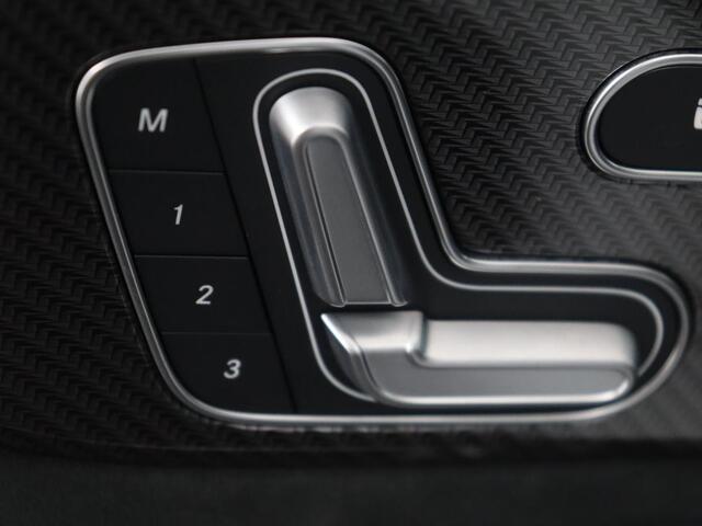 Mercedes-Benz GLB-Klasse 200 Business Solution AMG | Panoramadak | Memory | Leder/alcantara | Trekhaak | Cruise control | Stoelverwarming | Camera | Park assist | Sfeerverlichting | Carplay