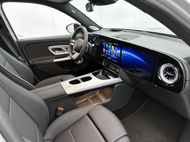 Mercedes-Benz GLB-Klasse 200 Business Solution AMG 7p. 58 kWh | Premium plus pakket | Nightpakket | Parkeerpakket | Trekhaak | Vast panoramadak | GUARD 360° | Massage functie | Burmester Surround Sound systeem | 19" vijfspaaks lichtmetalen AMG-velgen |