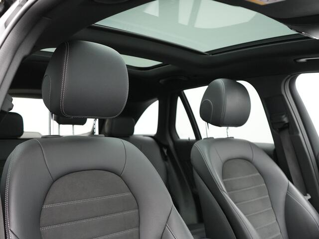 Mercedes-Benz GLC-KLASSE 300e 4MATIC AMG Night Plug In Hybrid 320pk PHEV | Panodak | Alcantara Sportstoelen Verwarmd | L.M. 20" | Virtual | Sfeerverlichting | Navigatie | Apple Carplay | Camera | DAB |