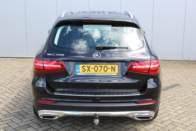 Mercedes-Benz GLC-KLASSE 250-211pk 4MATIC 'Premium'. AUTOMAAT ! Nette 4-wiel aangedreven wagen, trekgewicht 2.400kg ! Autm. airco, navigatie, telefoonvoorb., camera, comfortstoelen, elektr. achterklep, elektr. trekhaak, metallic lak, LM wielen, LED verlichting, etc, etc.