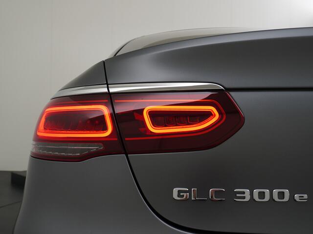 Mercedes-Benz GLC-KLASSE 300e Coupé AMG // Burmester / Magno Grijs // 20 inch // Treeplanken // Night pakket