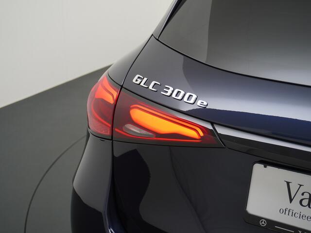 Mercedes-Benz GLC-KLASSE 300e 4MATIC AMG // NIEUW Model // Trekhaak // Distronic // 360 Camera // Memory Stoelen // Digital Light // Sfeerverlichting // Carplay