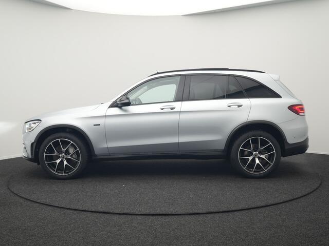 Mercedes-Benz GLC-KLASSE 300e 4MATIC AMG Plug In Hybrid 320pk Dealer O.H PHEV | Panodak | Adaptive Cruise | Burmester Audio | Camera | 20"L.M | Lederen Sportstoelen Verwarmd | Apple Carplay | Blis | Sfeerverlichting | Navigatie | DAB |