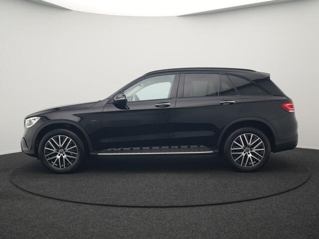 Mercedes-Benz GLC-KLASSE 300e 4MATIC Premium Plug In Hybrid 320pk Dealer O.H PHEV | Adaptive Cruise | Trekhaak af Fabriek | 360 Camera | Night Pakket | Sidesteps | 19"L.M | Keyless | Apple Carplay | Lederen Sportstoelen Verwarmd | Navigatie |