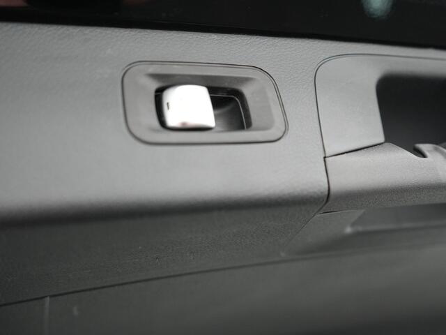 Mercedes-Benz GLC-KLASSE 300e 4MATIC Premium Plug In Hybrid 320pk Dealer O.H PHEV | Adaptive Cruise | Trekhaak af Fabriek | 360 Camera | Night Pakket | Sidesteps | 19"L.M | Keyless | Apple Carplay | Lederen Sportstoelen Verwarmd | Navigatie |