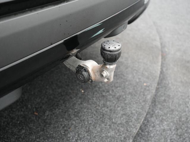 Mercedes-Benz GLC-KLASSE 300e 4MATIC Premium Plug In Hybrid 320pk Dealer O.H PHEV | Adaptive Cruise | Trekhaak af Fabriek | 360 Camera | Night Pakket | Sidesteps | 19"L.M | Keyless | Apple Carplay | Lederen Sportstoelen Verwarmd | Navigatie |