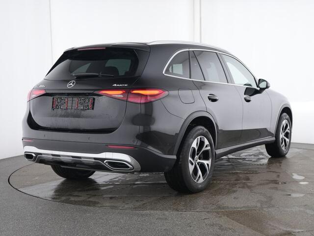 Mercedes-Benz GLC-KLASSE 300 e 4MATIC Plug-In Hybride Trekhaak | Ledkoplampen | Memory Voorstoelen | Achteruitrijcamera | Sfeerverlichting | Dodehoekassistent. Inclusief 24 maanden Mercedes-Benz Certified garantie voor Europa.