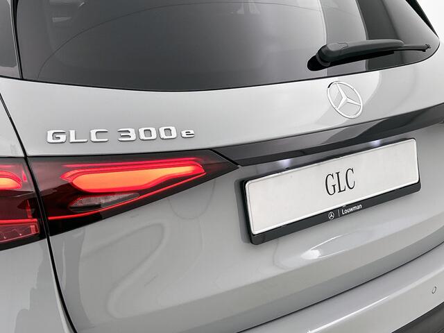 Mercedes-Benz GLC-KLASSE 300e 4MATIC Sport Edition | Premium Plus pakket | Stoelventilatie/- verwarming voor | Trekhaak | Rijassistentiepakket Plus | Nightpakket | Winter pakket | Head-up display | Nappaleder zwart |
