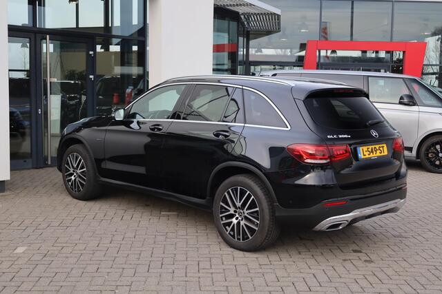Mercedes-Benz GLC-KLASSE 300e 4MATIC Business Solution NL auto 1e eigenaar elektrische achterklep leder elektrische stoelverstelling + verwarming LED High performance privacy glas dodehoek detectie volledig digitaal instrumenten paneel