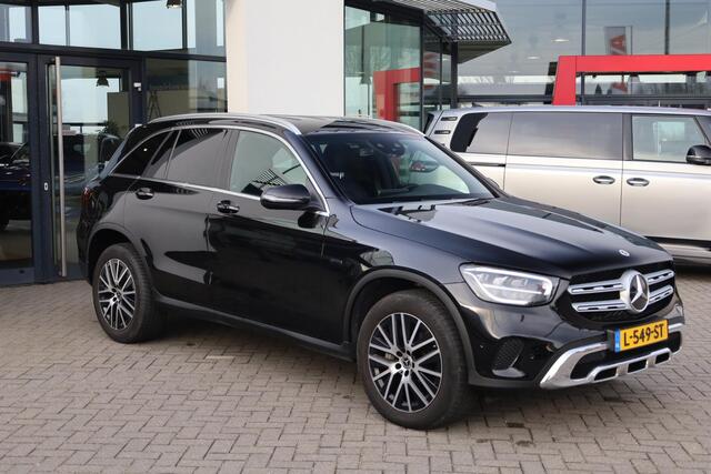Mercedes-Benz GLC-KLASSE 300e 4MATIC Business Solution NL auto 1e eigenaar elektrische achterklep leder elektrische stoelverstelling + verwarming LED High performance privacy glas dodehoek detectie volledig digitaal instrumenten paneel
