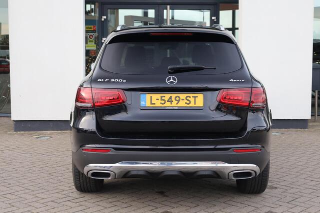 Mercedes-Benz GLC-KLASSE 300e 4MATIC Business Solution NL auto 1e eigenaar elektrische achterklep leder elektrische stoelverstelling + verwarming LED High performance privacy glas dodehoek detectie volledig digitaal instrumenten paneel