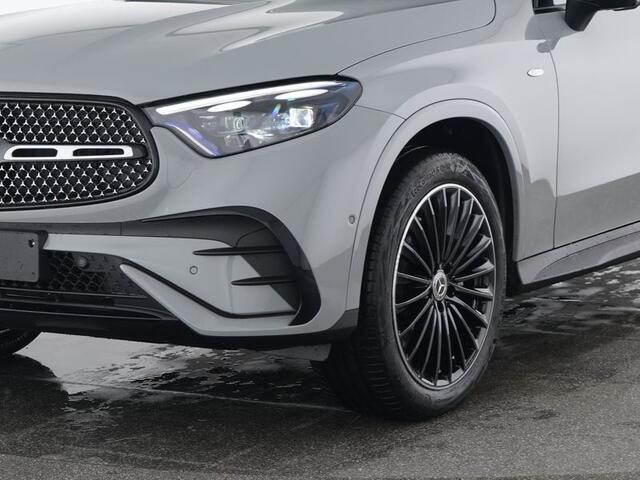 Mercedes-Benz GLC-KLASSE 400e 4MATIC AMG 381 PK I 2025 I Panorama dak I Head-up I 360 camera I Trekhaak I Burmester I Keyless Go I 20'' velgen I I Niveau regeling I Verwarmd stuurwiel I Stoelverwarming I Sfeerverlichting I Nightpakket I Winterpakket I