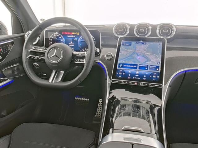 Mercedes-Benz GLC-KLASSE 400e 4MATIC AMG 381 PK I 2025 I Panorama dak I Head-up I 360 camera I Trekhaak I Burmester I Keyless Go I 20'' velgen I I Niveau regeling I Verwarmd stuurwiel I Stoelverwarming I Sfeerverlichting I Nightpakket I Winterpakket I