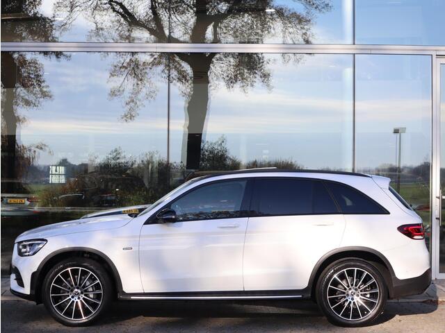 Mercedes-Benz GLC-KLASSE 300e 4MATIC AMG line | Panoramadak | Burmester | Trekhaak | Dodehoekassistent | Navigatie | 360 camera | Automaat