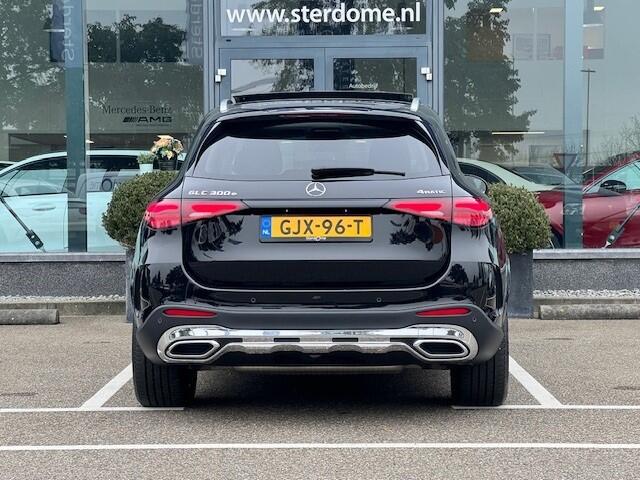 Mercedes-Benz GLC-KLASSE 300e 4MATIC AMG I Airmatic l Gestuurde achteras l Panoramadak l Burmester l Distronic l LED met adaptief groot licht assistent l Memory l MBUX l Wegklapbare trekhaak l Sfeerverlichting l 360 Camera | Techniek- pakket l Winter pakket l Smartphone integrati