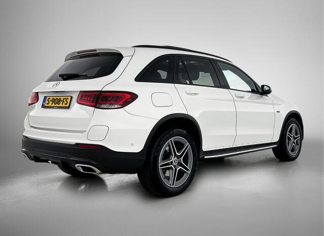Mercedes-Benz GLC-KLASSE 300 e 4MATIC Business Solution AMG Panoramadak | 5 spaaks AMG lichtmetalen velgen | Treeplanken | Navigatie | Parking support | Inclusief 24 maanden MB Certified garantie voor Europa.