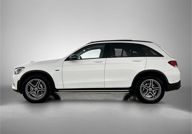 Mercedes-Benz GLC-KLASSE 300 e 4MATIC Business Solution AMG Panoramadak | 5 spaaks AMG lichtmetalen velgen | Treeplanken | Navigatie | Parking support | Inclusief 24 maanden MB Certified garantie voor Europa.