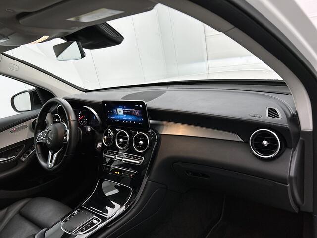 Mercedes-Benz GLC-KLASSE 300 e 4MATIC Business Solution AMG Panoramadak | 5 spaaks AMG lichtmetalen velgen | Treeplanken | Navigatie | Parking support | Inclusief 24 maanden MB Certified garantie voor Europa.