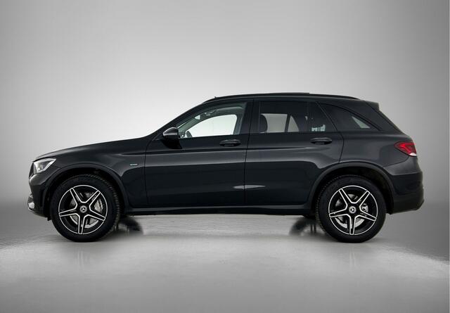 Mercedes-Benz GLC-KLASSE 300e 4-MATIC AMG-Exclusive line | Night pakket | Trekhaak | Panorama schuifdak | MultiBeam Led Lights | Parkeersensoren met achteruitrijcamera Inclusief 24 maanden MB Certified garantie voor Europa.