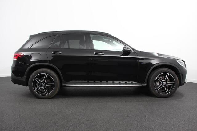 Mercedes-Benz GLC-KLASSE 300e 4MATIC Automaat PHEV AMG Line | Navigatie | Cruise Control | Parkeersensoren | Stoelverwarming | Panorama dak | Matrix LED-koplampen | Virtual Cockpit | Surround-systeem Burmester | Inductielader