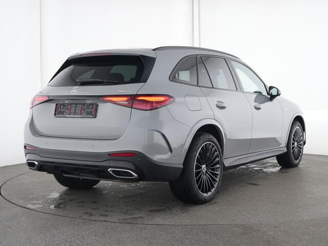 Mercedes-Benz GLC-KLASSE 300 e 4MATIC AMG Plug-In Hybride AMG | Night Pakket | Panorama Schuif-Kanteldak | Trekhaak | Alarm klasse 3 | Head-up-Display | Stuur en stoelverwarming. Inclusief 24 maanden MB Certified garantie voor Europa.