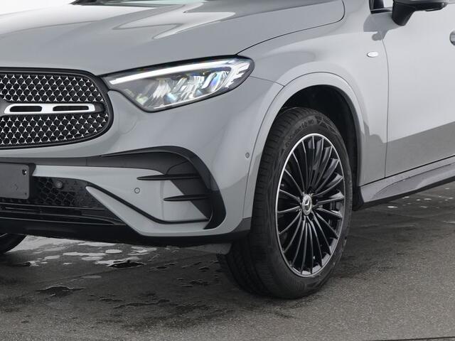 Mercedes-Benz GLC-KLASSE 300 e 4MATIC AMG Plug-In Hybride AMG | Night Pakket | Panorama Schuif-Kanteldak | Trekhaak | Alarm klasse 3 | Head-up-Display | Stuur en stoelverwarming. Inclusief 24 maanden MB Certified garantie voor Europa.